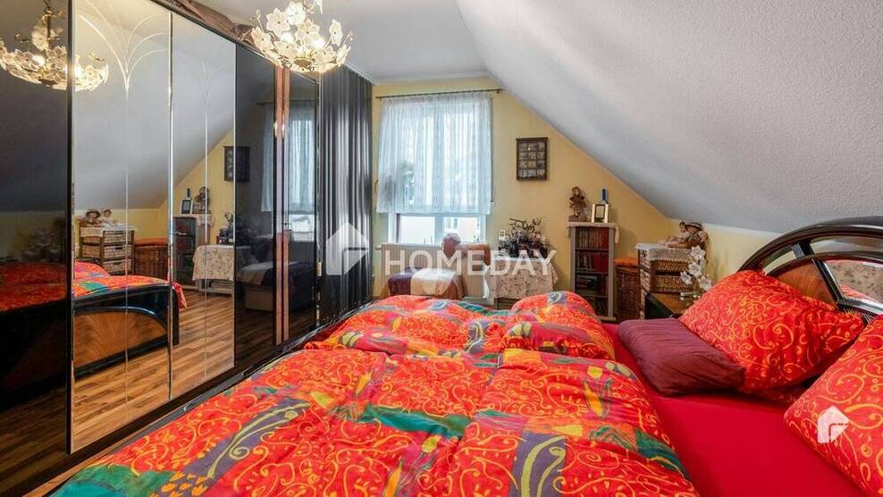 Modernisiert & sehr gepflegt: Dachgeschoßwohnung mit 3 Zimmern, EBK und Stellplatz in ruhiger Lage