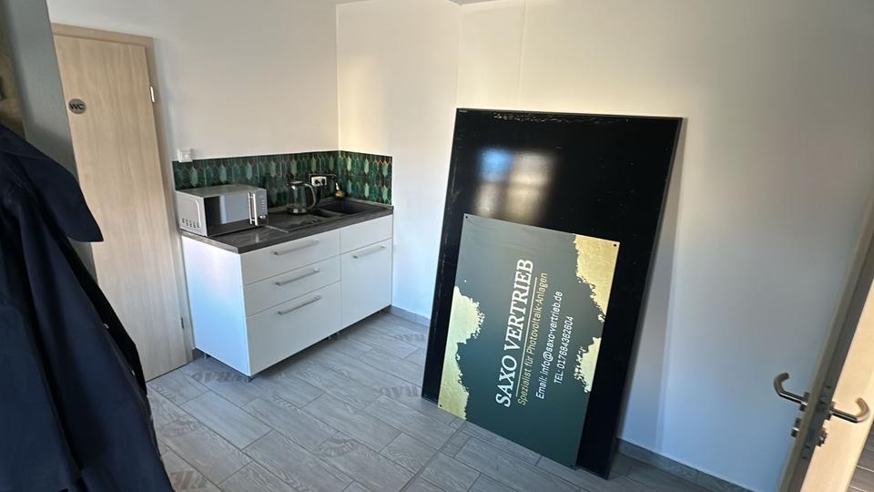 Büro-Praxisraum, 41 qm direkt an der Straße, mit großem Fenster zimmer