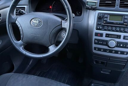 Toyota Avensis Verso 234.510 km 7.900 &euro; Dresden 01277