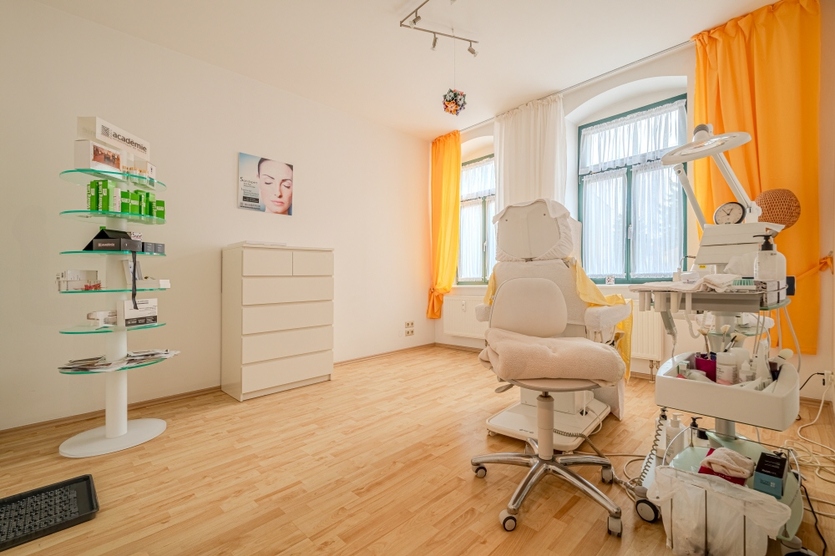 IDEALE FLÄCHE FÜR PRAXIS ODER BÜRO IM HOCHPARTERRE – ZENTRAL GELEGEN – PKW-STELLPLATZ – GROSSES WC 2 zimmer