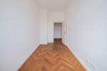 Komfortable Wohnung in mondänem Altbau in Elbnähe. Balkon, Parkett, und Tageslichtbad mit Wanne. 3 zimmer