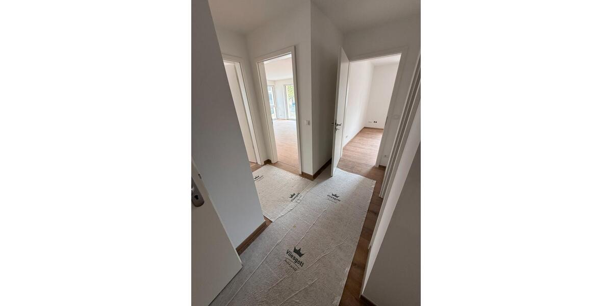 Erdgeschoßwohnung Dresden Klotzsche - 4 Zimmer, 100 m&sup2;, 1.750&euro; | Angebot:26478455