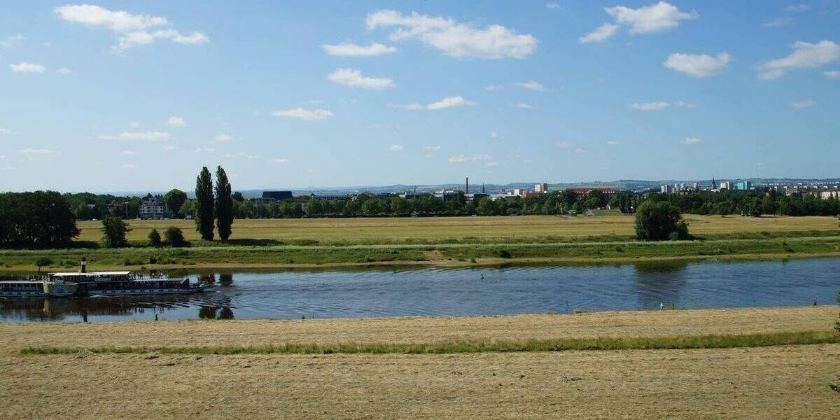Premium-Baugrundstück in Dresden am Elbhang mit Elb-Panorama mit medialer Erschließung und Baugenehmigung zimmer