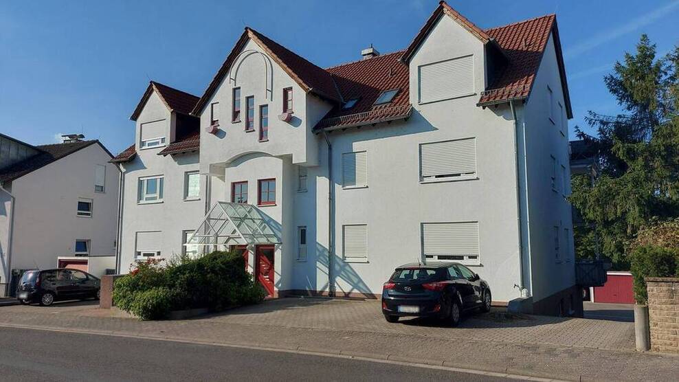 Großzügige 3-Zi-Wohnung in kleiner Wohneinheit mit Balkon + Garage