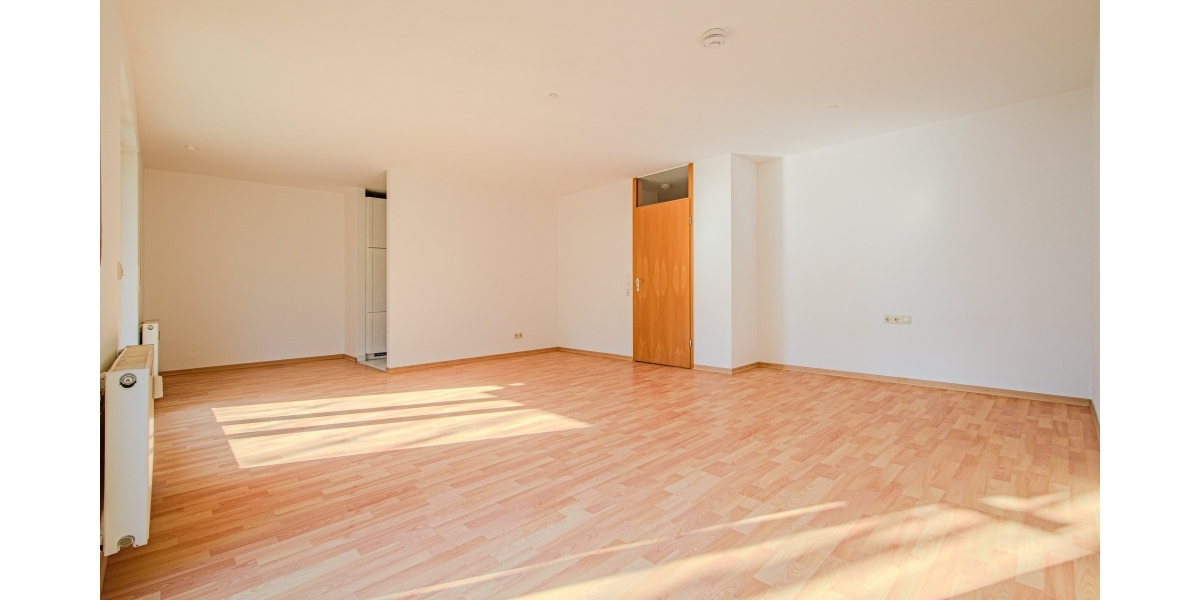 HELL & FREUNDLICH – BEZUGSFREI – GROSSE TERRASSE – WANNENBAD – TG-PARKER - Terrassenwohnung Dresden Strehlen | Angebot:25806752