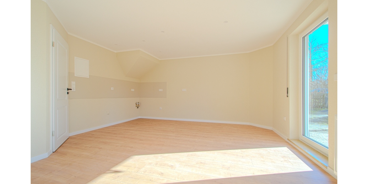 NEU SANIERT – KOMPLETT NEUES BAD MIT WANNE & FENSTER – NEUER BODENBELAG – GROSSE SONNENTERRASSE - Maisonettenwohnung Moritzburg Radebeul | Angebot:25440590