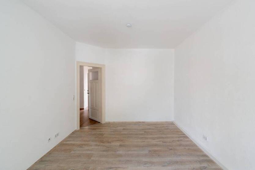 Charmante Etagenwohnung mit Tageslicht-Vollbad. EBK Übernahme möglich.