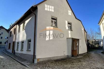 Zentrumsnah. Solide. Vielseitig. - Einfamilienhaus mit Hof, Garage & Ausbaureserve
