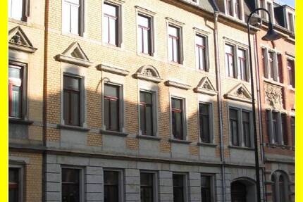 Schöne 2-RaumWohnung mit großer Küche und Bad mit Fenster !! Möbilierung kann vom Vormieter übernommen werden !!
