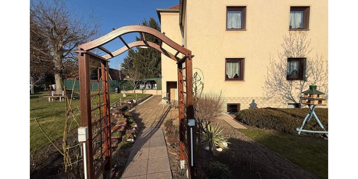 Gepflegtes Zweifamilienhaus mit großem Garten und Pool in Radebeul-Naundorf 7 zimmer