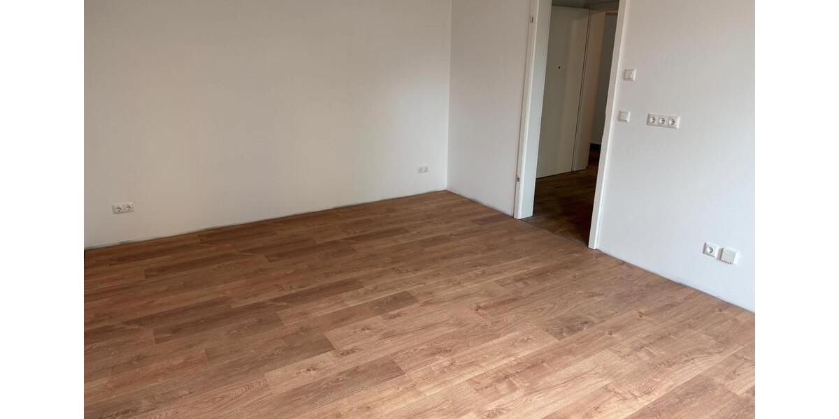 Erdgeschoßwohnung Dresden Klotzsche - 4 Zimmer, 100 m&sup2;, 1.750&euro; | Angebot:26477172