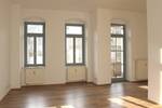 Schöne hohe Räume mit Sonnen-Balkon