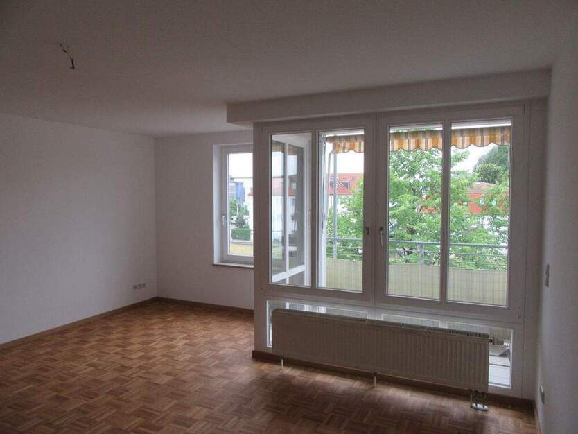 Helle und freundliche 2-Raum-Wohnung im Dresdner Norden! Mit Balkon, Einbauküche, Parkett, Aufzug und Tiefgarage in ruhiger Lage!