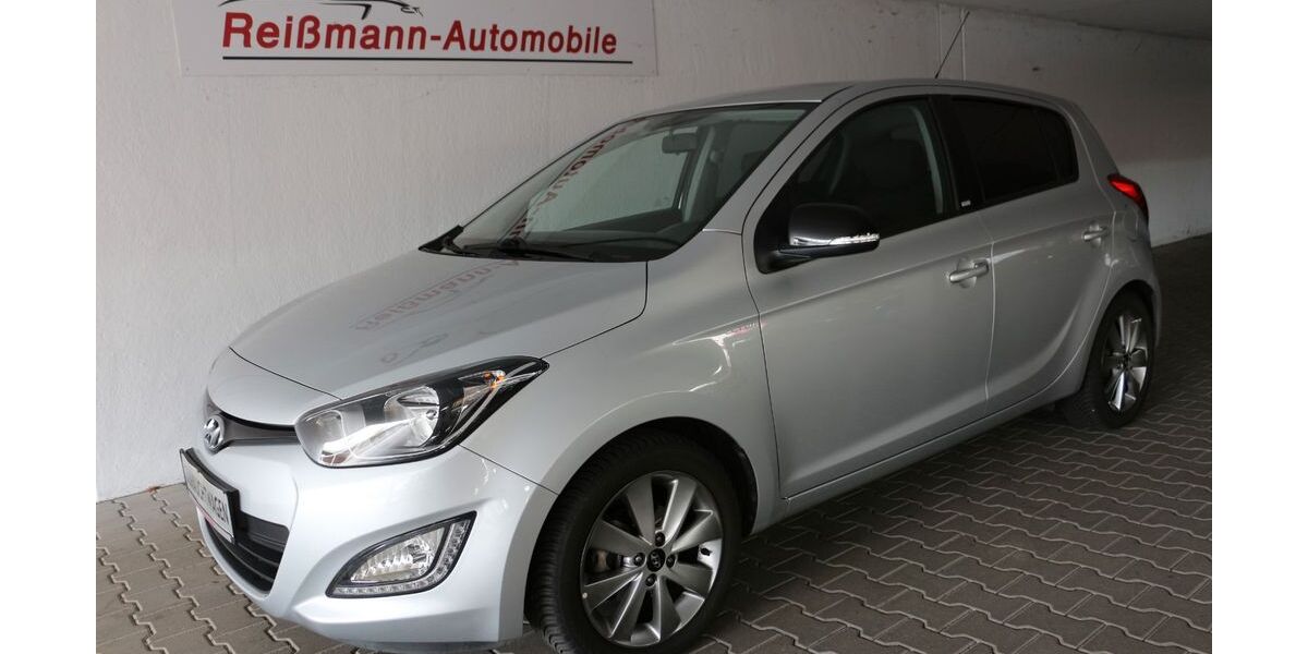 Hyundai i20 27.419 km 9.290 &euro; Dresden 01156