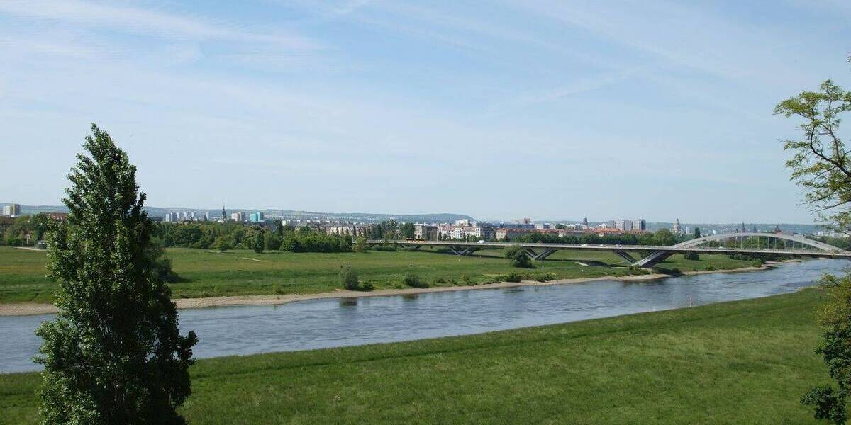 Premium-Baugrundstück in Dresden am Elbhang mit Elb-Panorama mit medialer Erschließung und Baugenehmigung zimmer