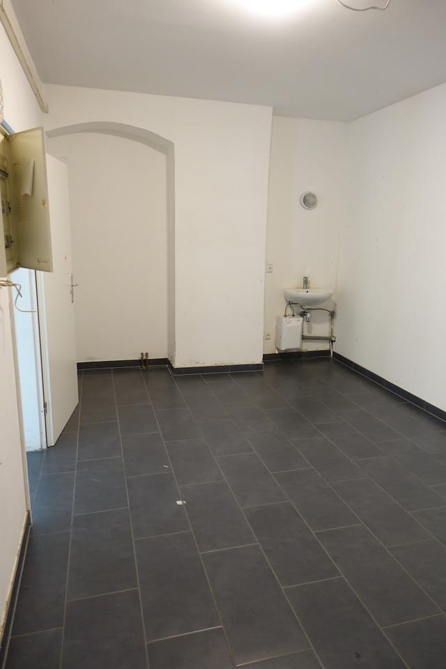 Ladengeschäft im Eingangsbereich zur Fußgängerzone zimmer