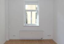 Ab sofort zu haben: Kleine SingleWohnung mit Laminat, Küchenbereich im Vorraum und Bad mit Dusche