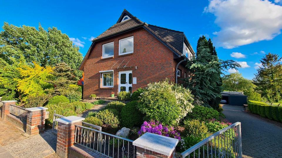 Mehrfamilienhaus mit vielen Nebengebäuden und Garten
