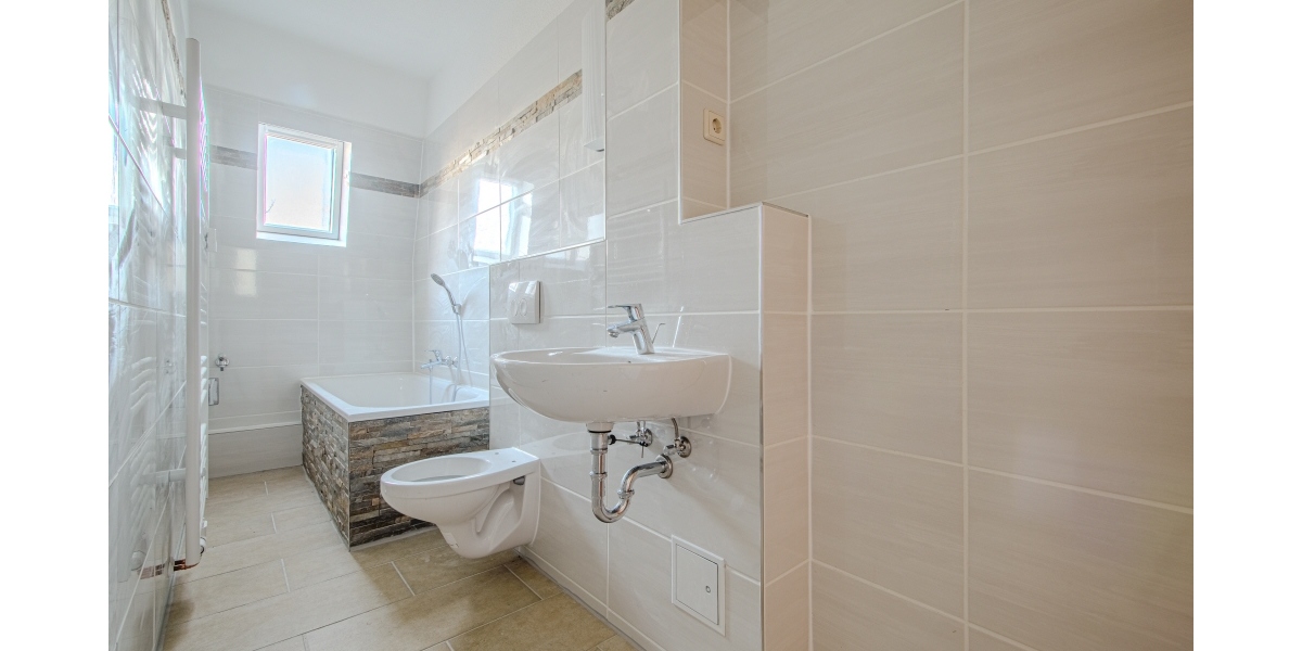 NEUES WANNENBAD MIT FENSTER & HANDTUCHHEIZKÖRPER – NEU GEFLIESTE KÜCHE – GUT GESCHNITTEN 2 zimmer