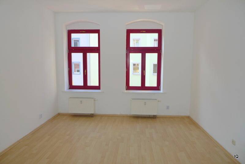 Ab Juni 2025: Kleine SingleWohnung mit Laminatboden, sep. Küche und Badewanne
