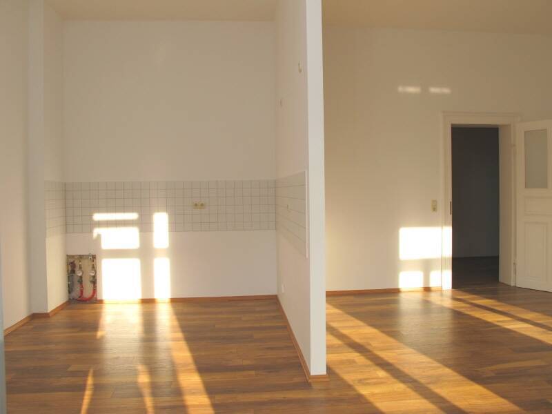 Schöne hohe Räume mit Sonnen-Balkon