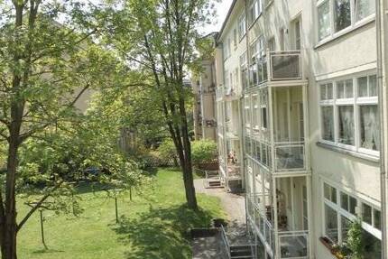 1-Raumwohnung mit Laminat und großem Balkon! Ruhig, gemütlich und herrlich grün! 1 zimmer