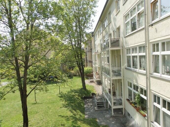 1-Raumwohnung mit Laminat und großem Balkon! Ruhig, gemütlich und herrlich grün! 1 zimmer