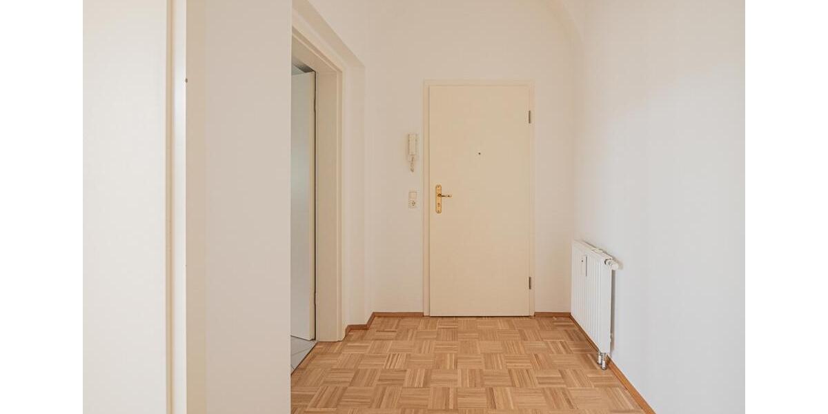 Teilmöblierte Altbauwohnung in malerischer Villa und bevorzugter Wohnlage. 2 zimmer