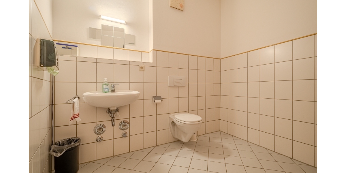 IDEALE FLÄCHE FÜR PRAXIS ODER BÜRO IM HOCHPARTERRE – ZENTRAL GELEGEN – PKW-STELLPLATZ – GROSSES WC - Gewerbeobjekt Dresden Choschütz | Angebot:22484938