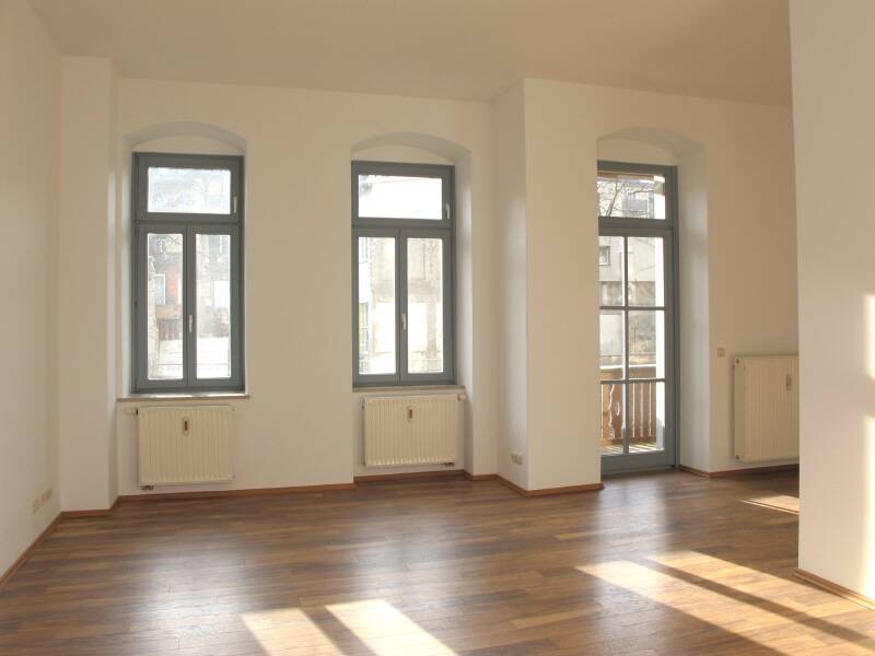 Schöne hohe Räume mit Sonnen-Balkon