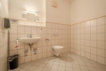 IDEALE FLÄCHE FÜR PRAXIS ODER BÜRO IM HOCHPARTERRE – ZENTRAL GELEGEN – PKW-STELLPLATZ – GROSSES WC