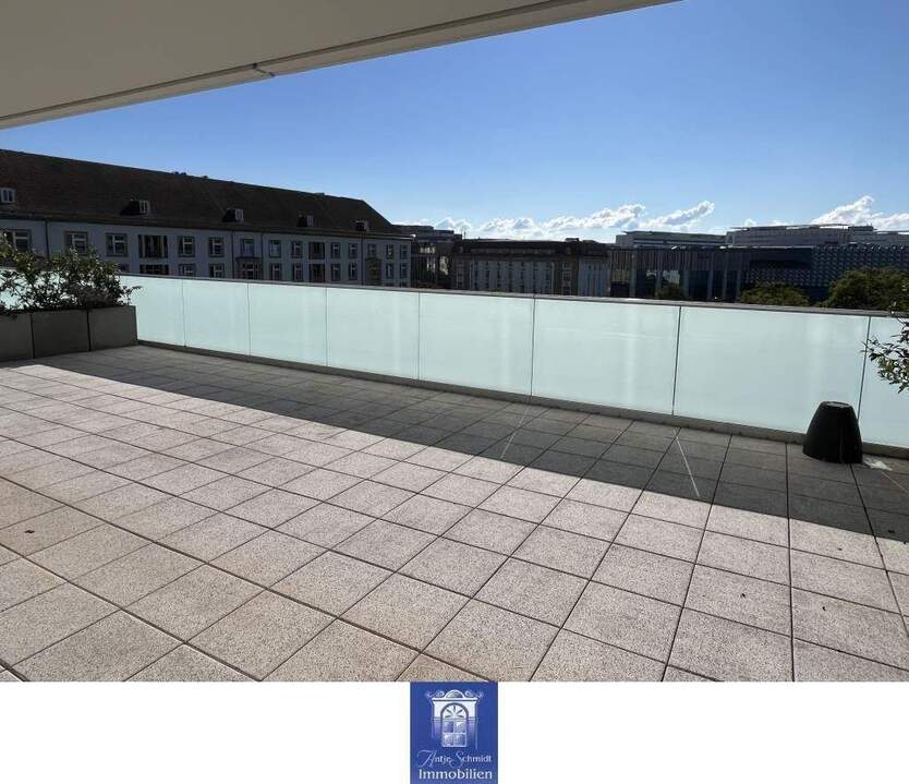 Ihr neuer Lieblingsplatz! Großer Balkon, zwei Bäder, Sauna, EBK, Fußbodenheizung! 4 zimmer