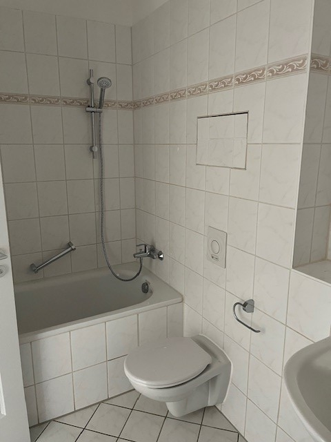 2-Zimmer-Whg mit neuer EBK und Designbelag für 2 Jahre zu vermieten